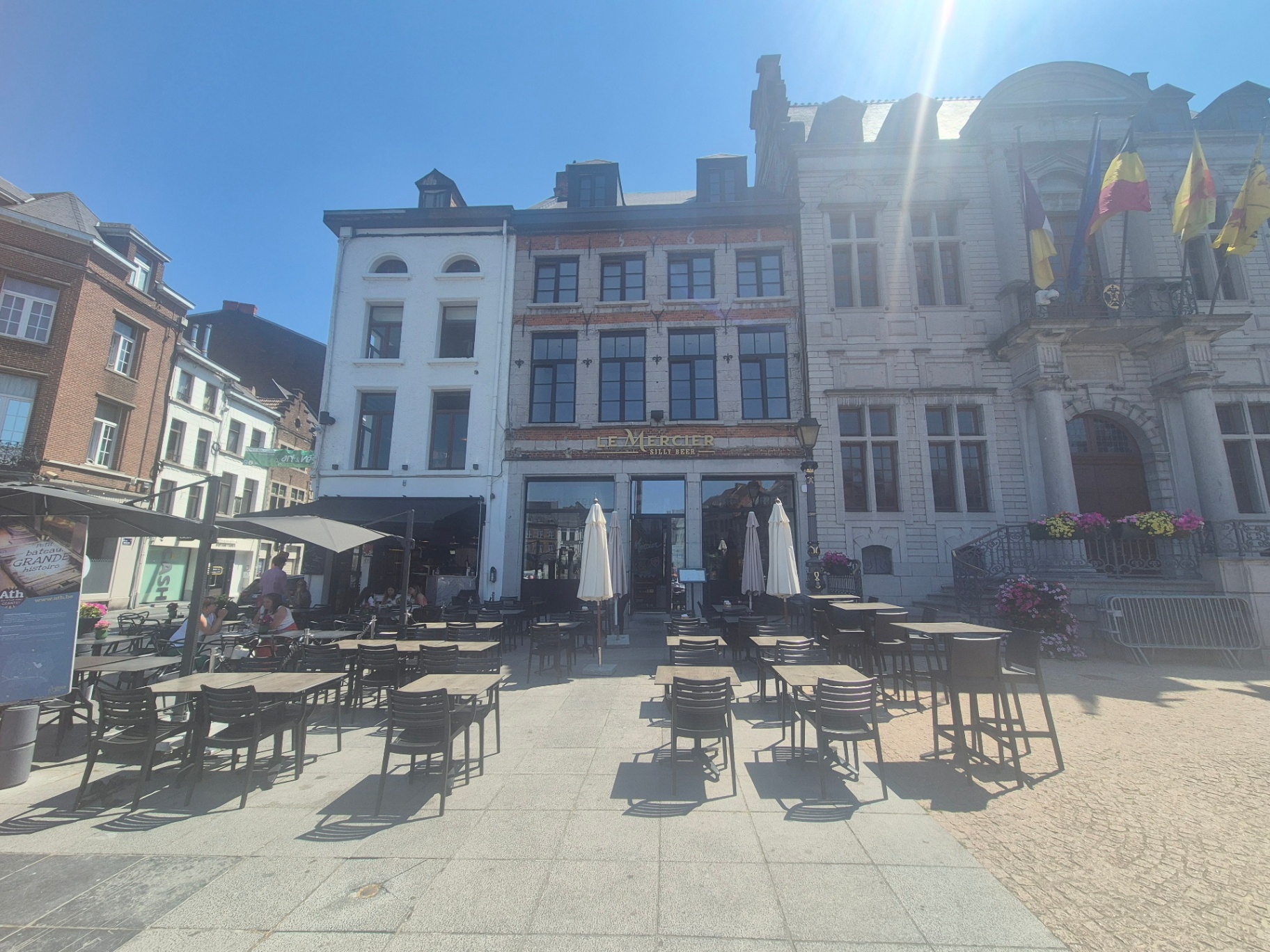 Vue d'ensemble de la Grand-Place d'Ath avec la terrasse Le Mercier et l'Hôtel de Ville