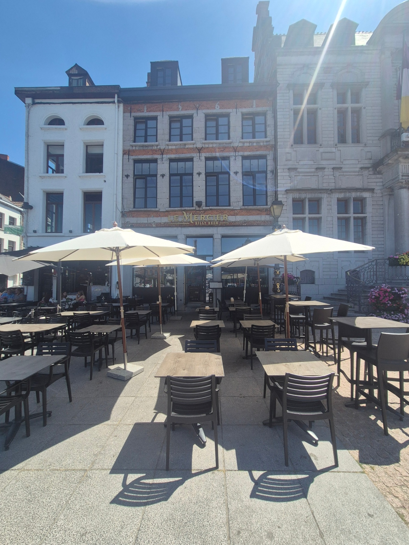 Façade historique de 1561 abritant Le Mercier, vue depuis la terrasse déserte