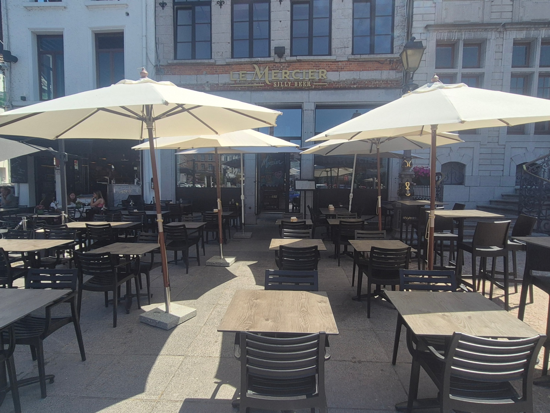 Terrasse largement dressée face à l'Hôtel de Ville d'Ath