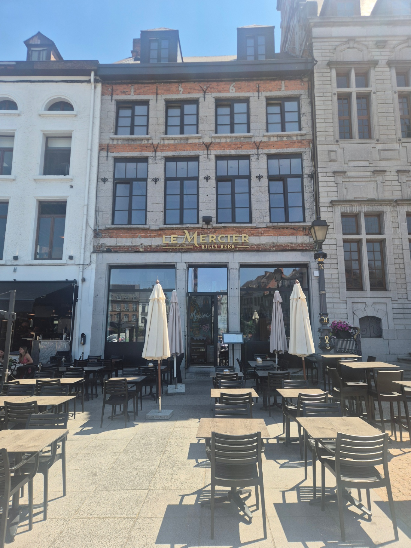 Façade de la Brasserie Le Mercier avec sa terrasse ombragée sur la Grand-Place d'Ath