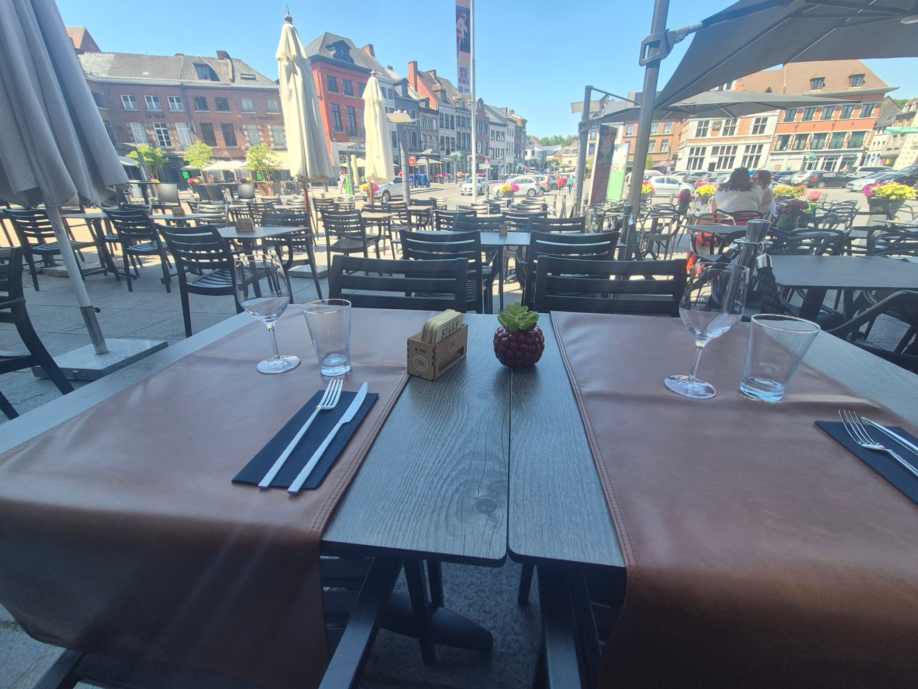 Vue depuis une table de la terrasse sur la Grand-Place d'Ath
