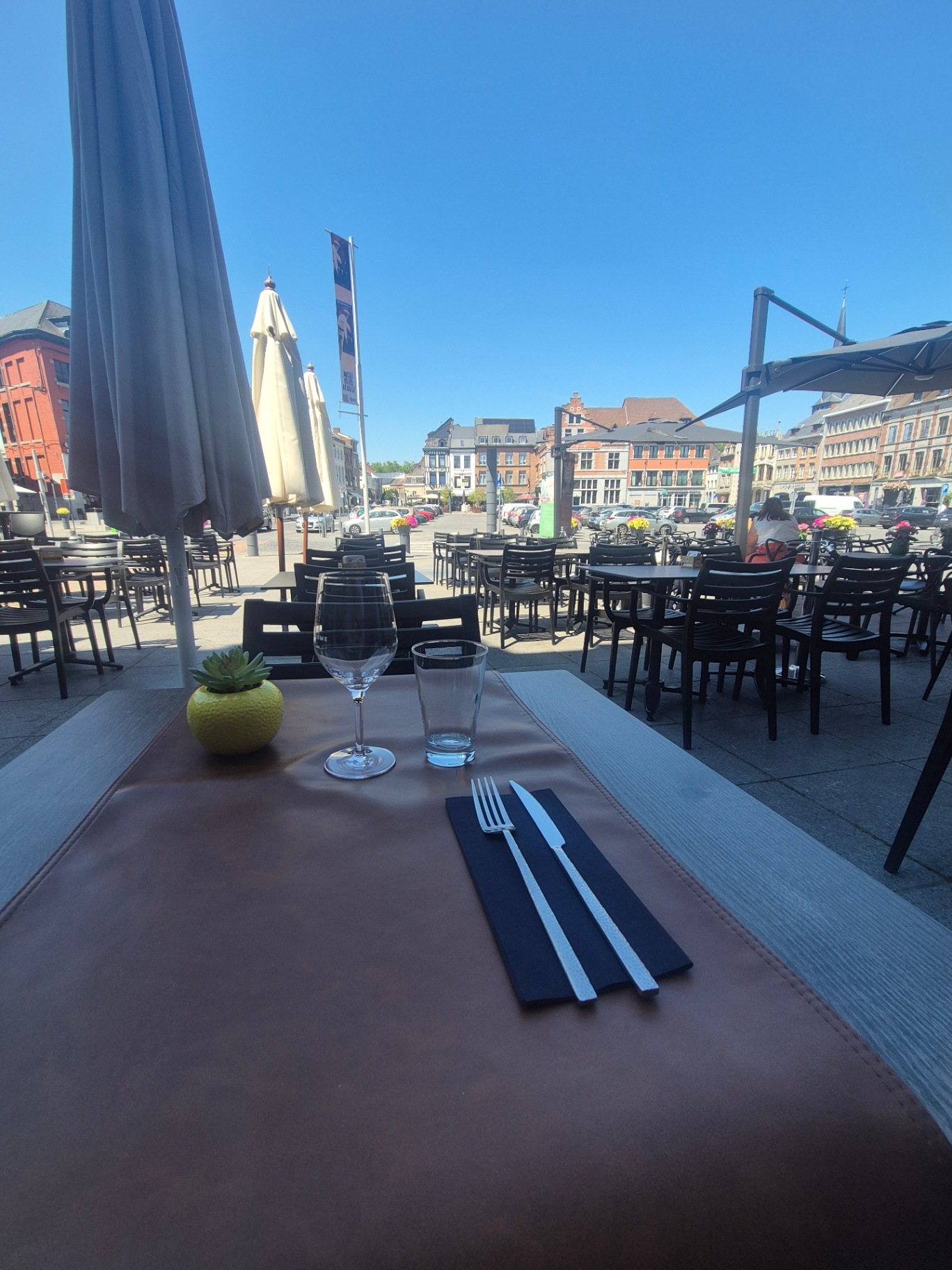 Set de table et vue dégagée sur la place et ses façades historiques