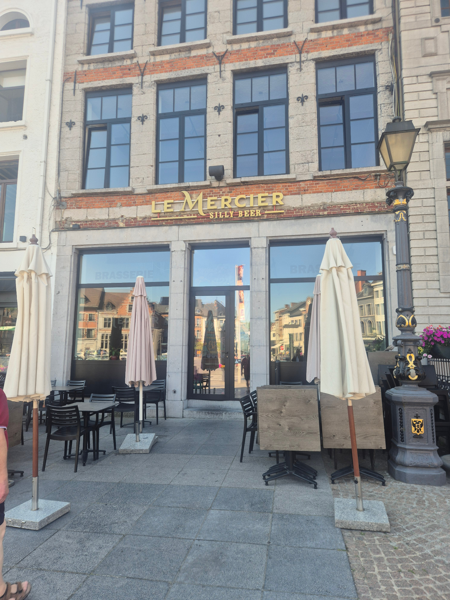 Façade de la Brasserie Le Mercier sur la Grand-Place d'Ath avec terrasse